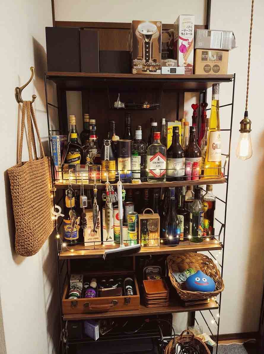 お酒の棚のイメージ写真